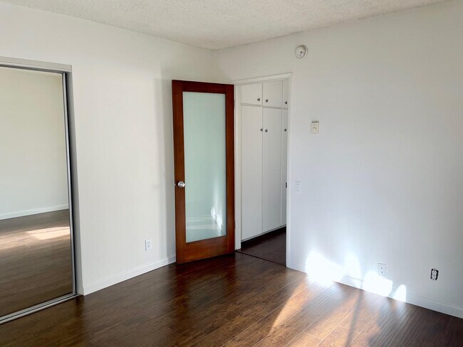 Building Photo - 1932 Overland Ave