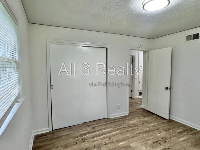 Building Photo - 2557 Woodley Rd