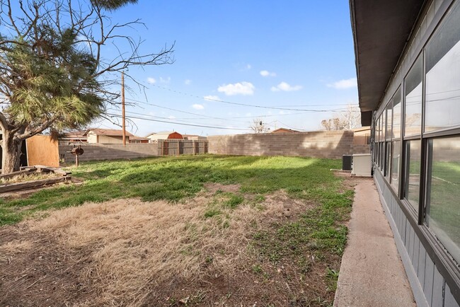 Building Photo - 1401 E 18th St