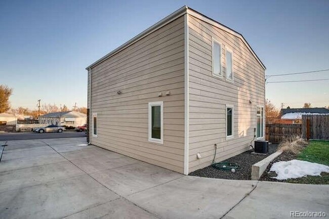Building Photo - Updated Contemporary Designed Home! Great ...