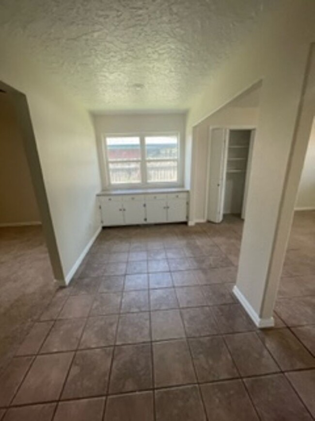 Building Photo - Beautiful 3 Bed Home! Zia School District!