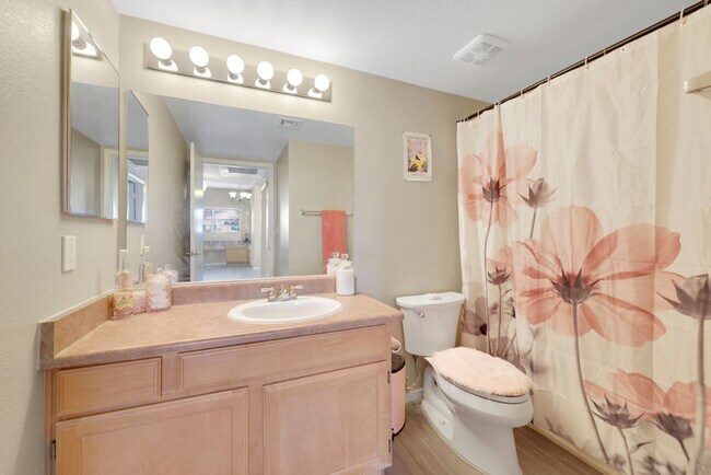 Building Photo - Bright Ground-Floor Condo in Gated Traverse Point with Pool & Spa Amenities