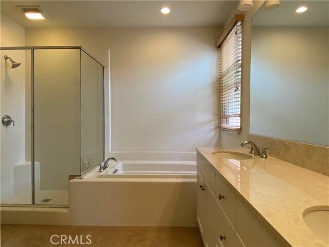 Building Photo - 32 Ovation