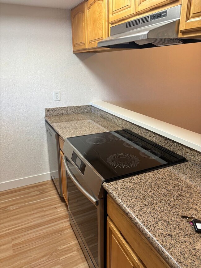 Building Photo - Location, location, location! This gated community is 5 minutes walking distance to downtown Sant...