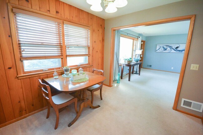 Building Photo - Spacious ranch style home in amazing Lowertown location!