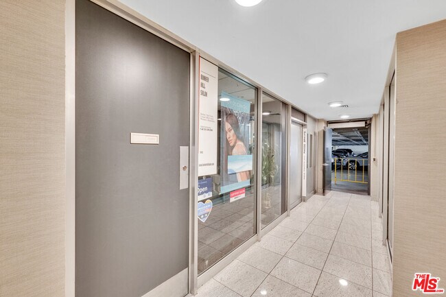 Building Photo - 800 W 1st St