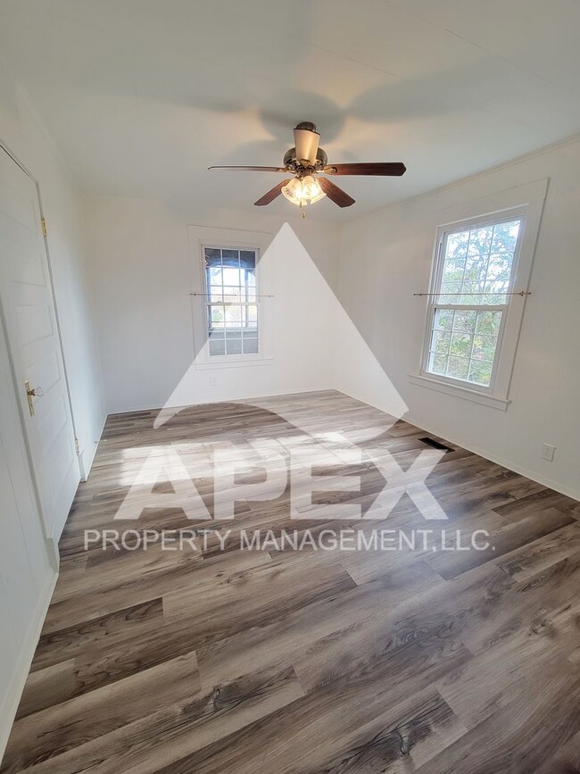 Building Photo - Charming 3Bd/2 Ba Renovated Craftsman Styl...