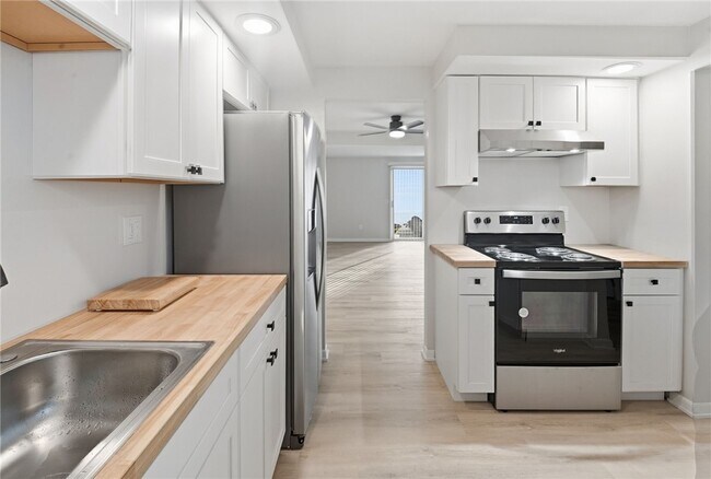 Building Photo - 17 Willowick Dr