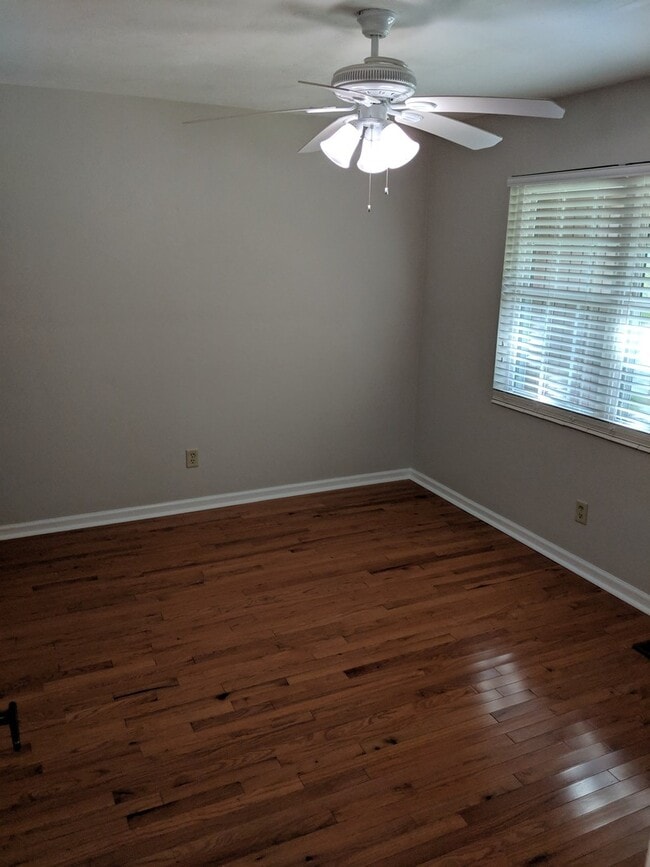 Building Photo - Spacious 2 Bedroom, 2 1/2 Bath Town House ...