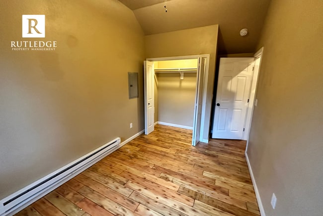 Building Photo - Cozy 2 Bedroom, 1 Bath in the Heart of Med...