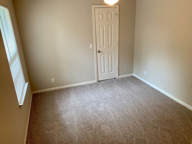 Building Photo - Lovely 3 bedroom, 2.5 bathroom Duplex in A...
