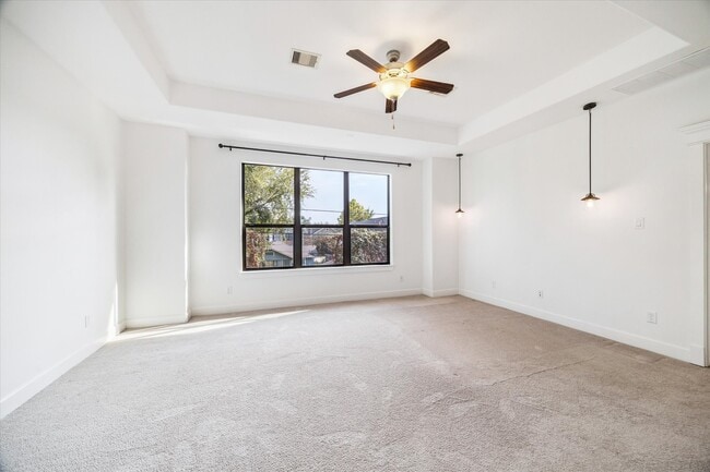 Building Photo - 828 W 19th St