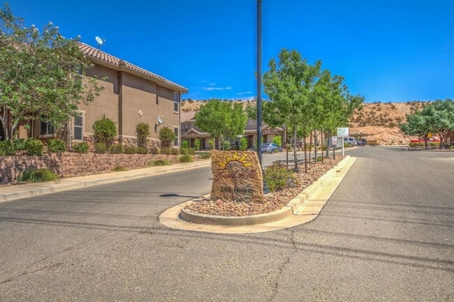 Building Photo - Beautiful townhome near little valley