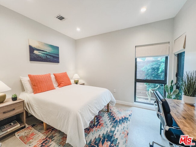 Building Photo - 3836 1/2 Seneca Ave