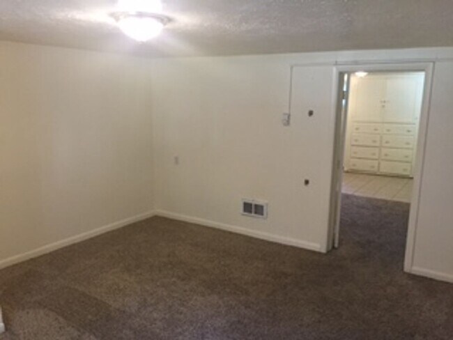 Building Photo - Spacious studio apartment located near downtown Idaho Falls!