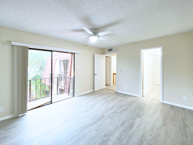 Building Photo - 2BD/2.5BA Beautifully Renovated Two Story ...