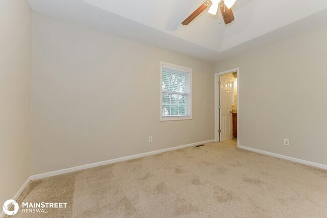 Building Photo - 1437 S Tomahawk Dr, Olathe, KS 66062