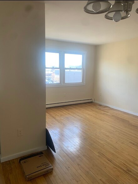 Building Photo - 324 Strawberry Hill Ave