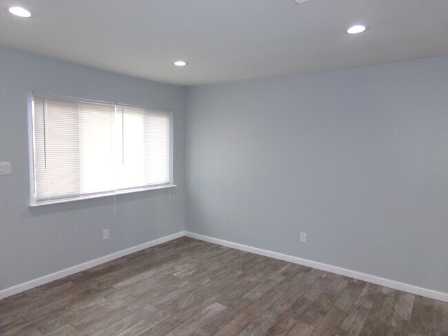 Building Photo - Updated Northeast Pensacola 3BR Home with Granite Kitchen, Tile Floors & Garage