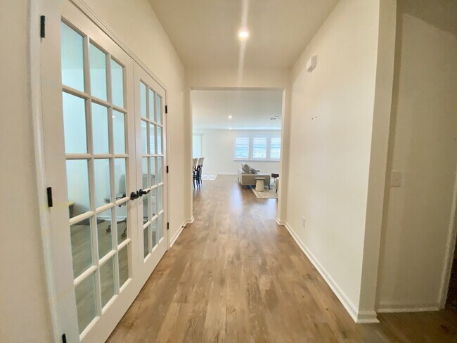 Building Photo - Four Bedroom Single Family Home in The Lak...