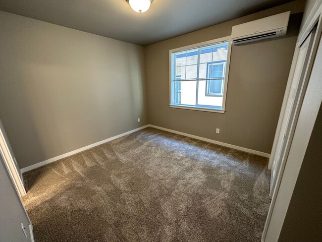 Building Photo - New 5 Bedroom / 5.5 Bath Townhome w/ A/C i...