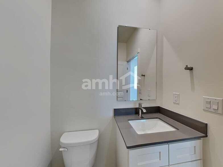 Building Photo - 9523 W Shumard St