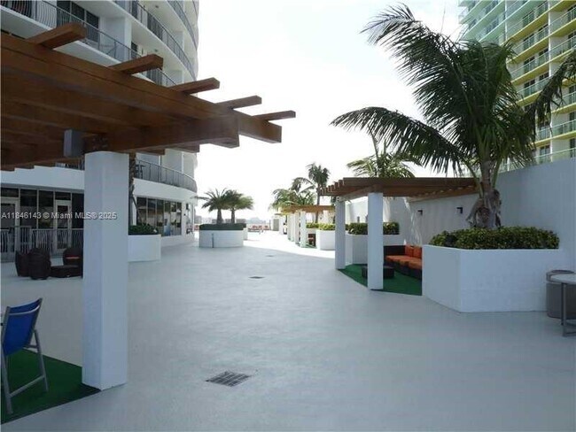 Building Photo - 1750 N Bayshore Dr
