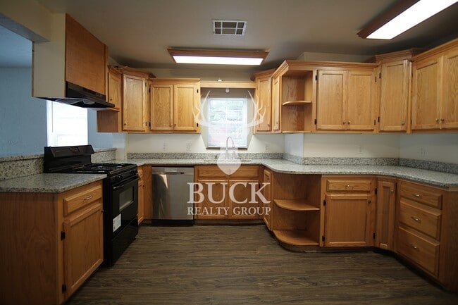 Building Photo - 211 E Harmon Dr