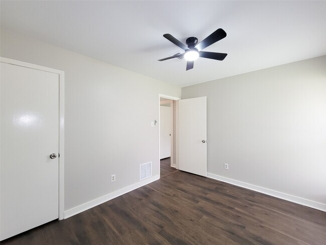 Building Photo - 6439 Oaknut Dr