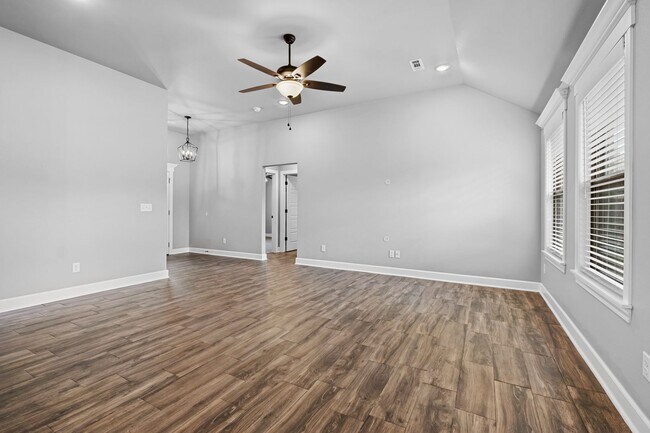 Building Photo - Spacious 4-Bedroom Home with Open Layout, ...