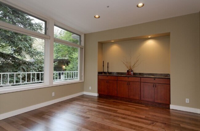 Building Photo - 2bd/2ba Bellevue Condo