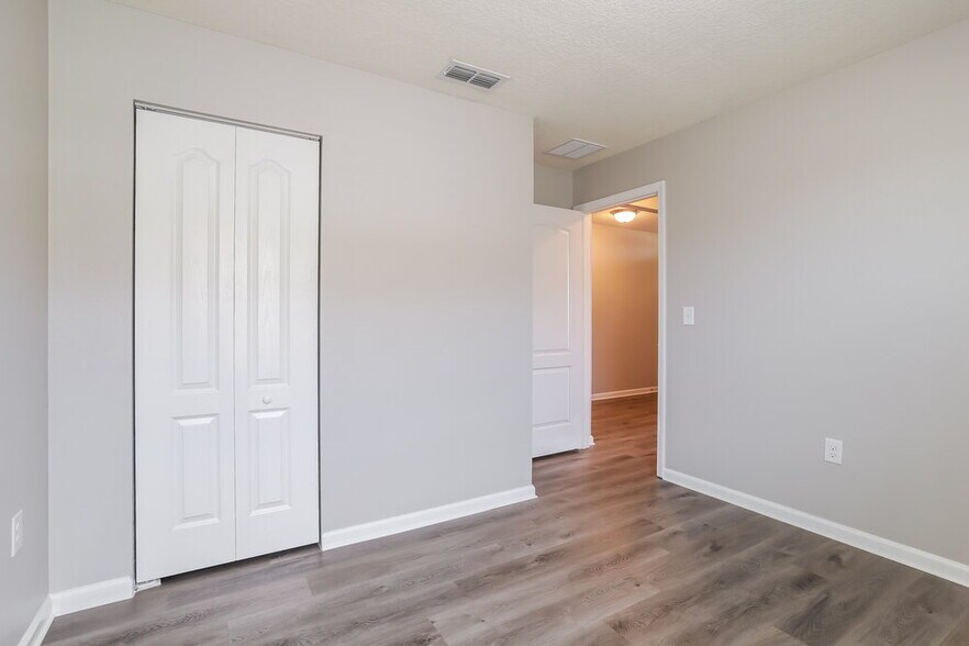 Building Photo - 2096 Pebble Point Dr