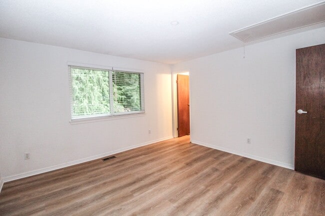 Building Photo - !! $3500 for 18 month lease !!  Private La...