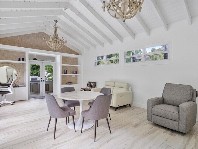 Building Photo - 411 Poinciana Dr