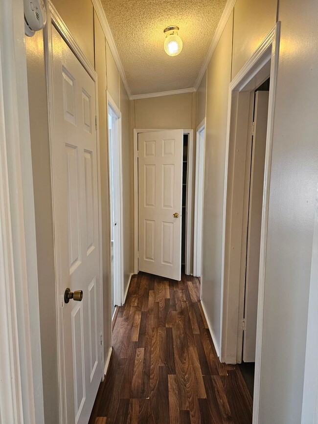 Building Photo - NEW LISTING!!!!!