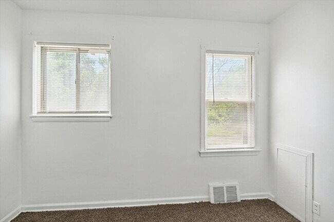 Building Photo - Remodeled 4B 1B Home $1,275