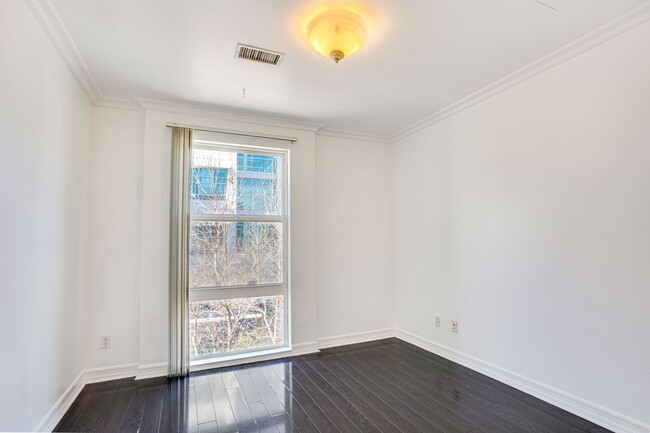 Building Photo - Spacious 2-Bedroom Condo in the Heart of E...