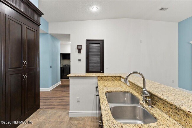 Building Photo - 115 Riverview Bend S
