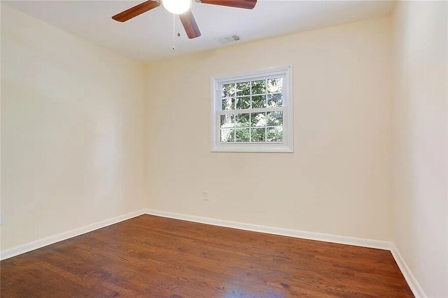 Building Photo - Room in House on Shawnee Trail