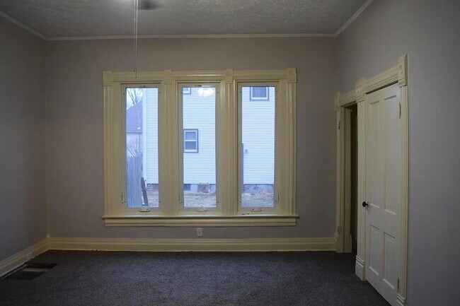 Building Photo - 910 Avenue B