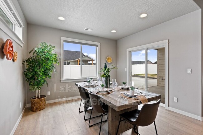 Building Photo - 5673 W Rockingham Dr