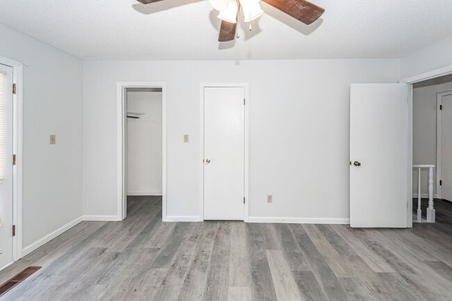 Building Photo - 2 Bedroom, 1.5 Bathroom Townhome - Summerville