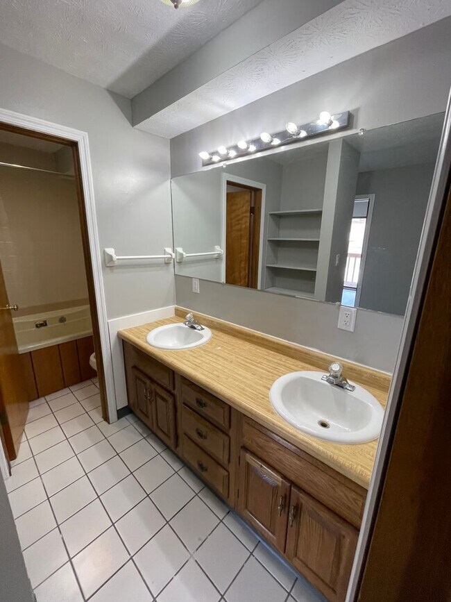 Building Photo - (22) 98-100 Woodruff Avenue