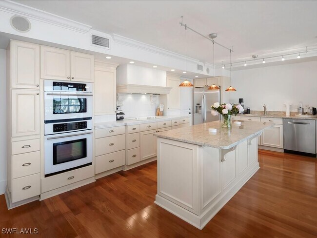 Building Photo - 2750 Gulf Shore Blvd N