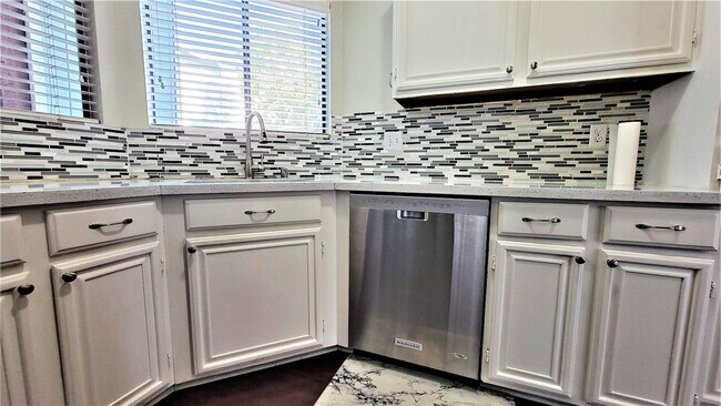 Building Photo - 37168 Meadowbrook Common, Unit 105