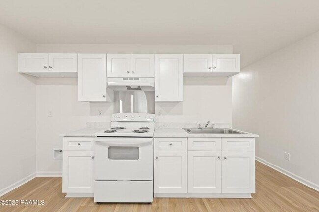 Building Photo - FOR RENT in LAFAYETTE!