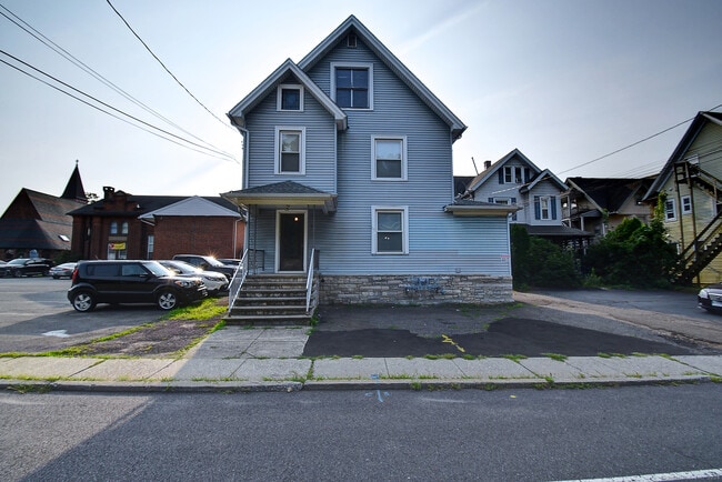 Building Photo - 93 Meadow St