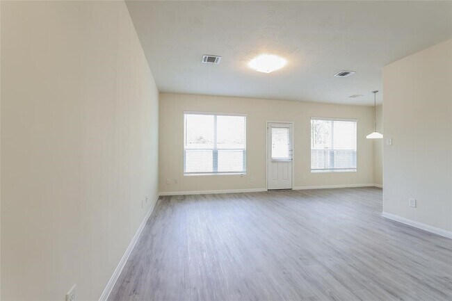 Building Photo - 5814 Northern Oak St