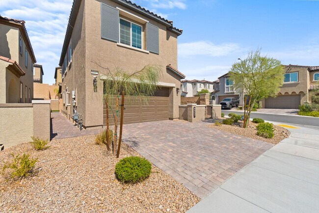 Building Photo - Stunning 3 Bedroom Home with SOLAR in Skye...