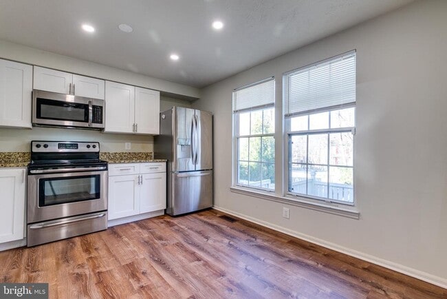 Building Photo - 1589 Woodcrest Dr